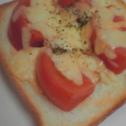 冷蔵庫にあったトマトで　トマトチーズにしました。朝からチーズがとろ～んで美味しかったです。
